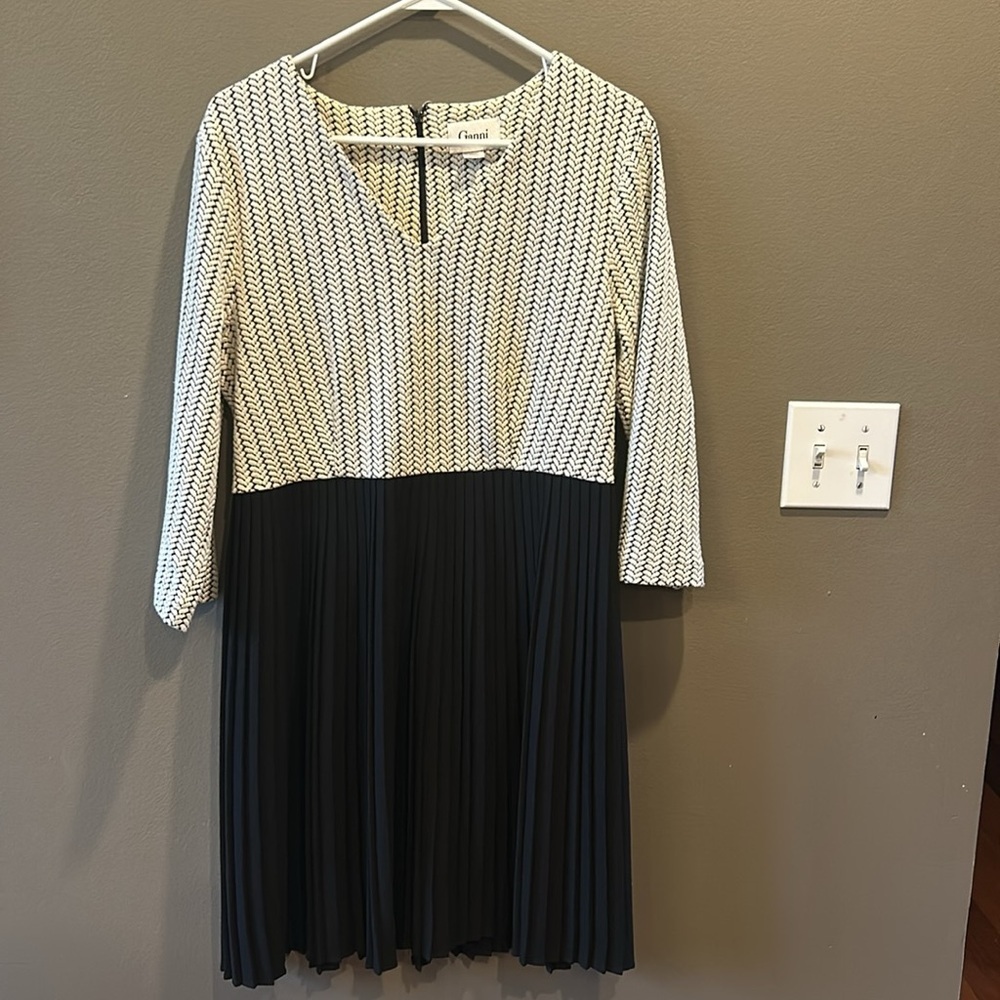 GANNI for Anthropologie textured pleated Black/Cream V-neck dress Large - Picture 2 of 9
